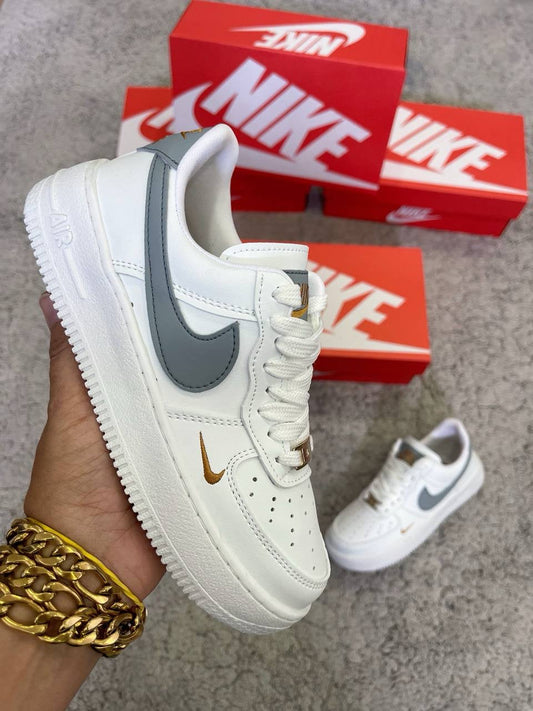 AIR FORCE 1 (logo gris bordado en oro ) "calidad MEDIA"